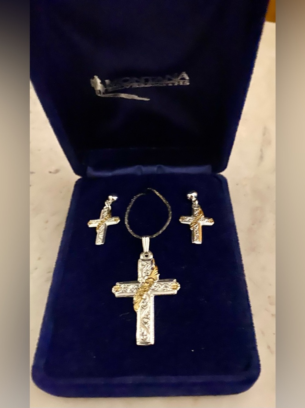 NEW MONTANA SILVERSMITH WOMEN'S GLEAMING CROSS JEWELRY